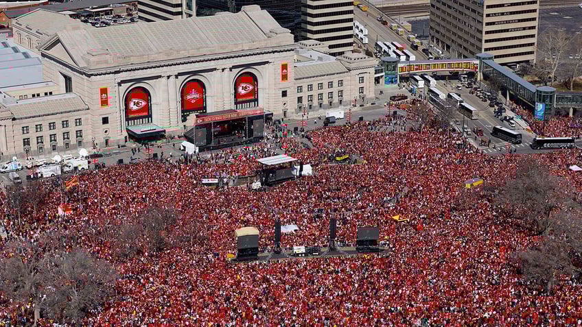 chiefs fans tackle person appearing to flee from parade shooting police investigating videos