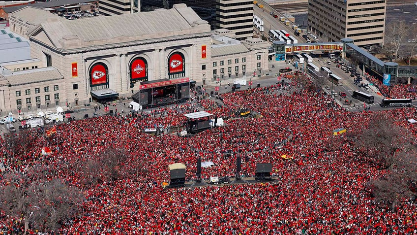 chiefs fans tackle person appearing to flee from parade shooting police investigating videos