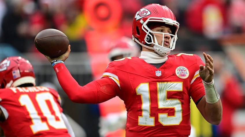 Patrick Mahomes throws pass