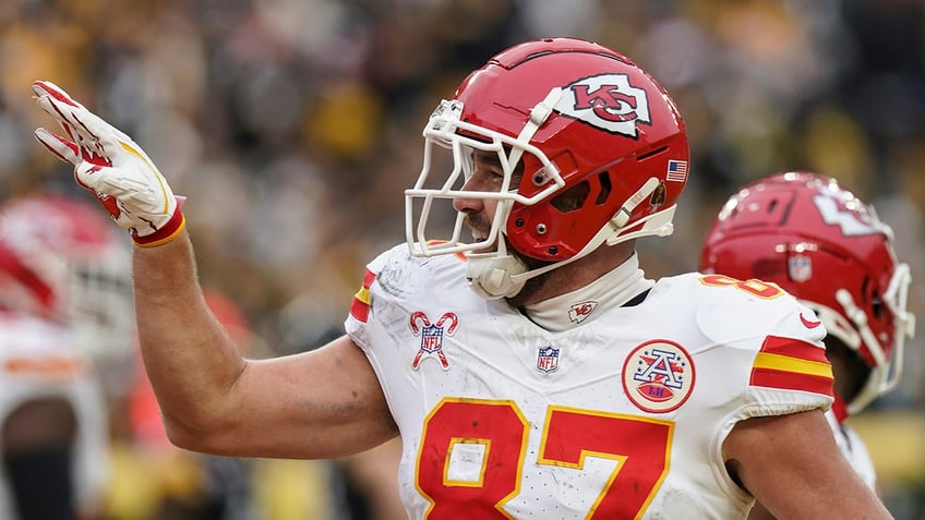 Travis Kelce celebrates