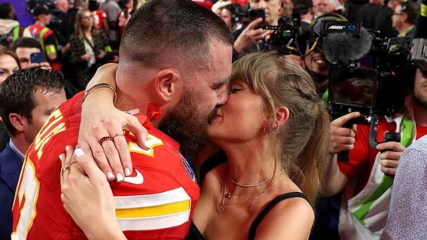 Travis Kelce and Taylor Swift kiss