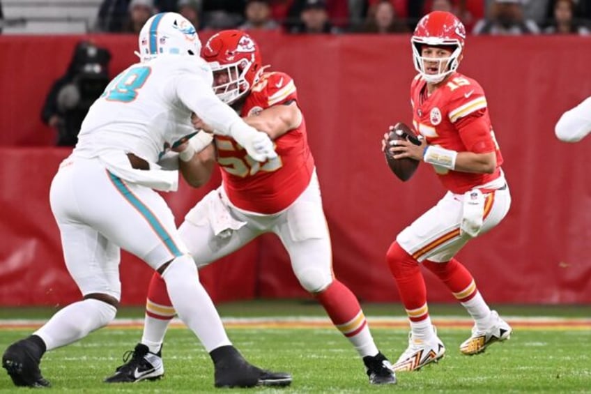 chiefs hold off dolphins rally in bounce back win