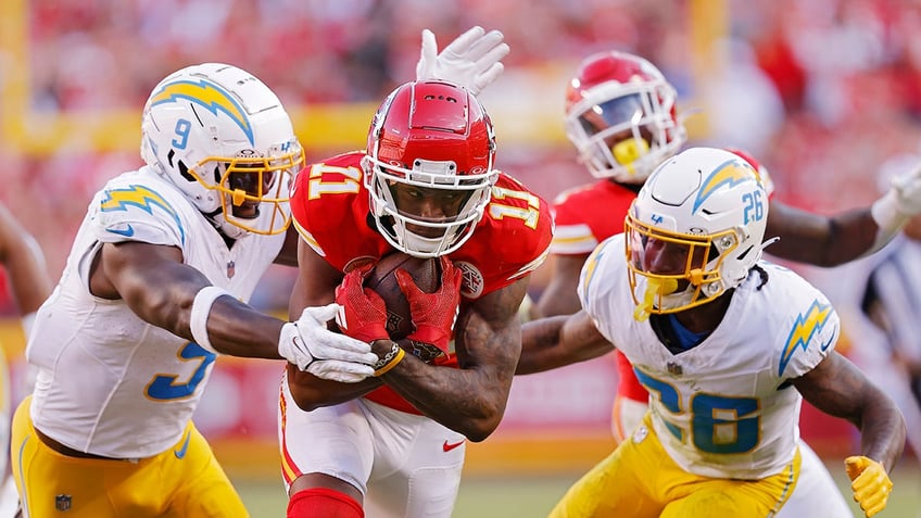 chiefs marquez valdes scantling says defending super bowl champs have target on their backs
