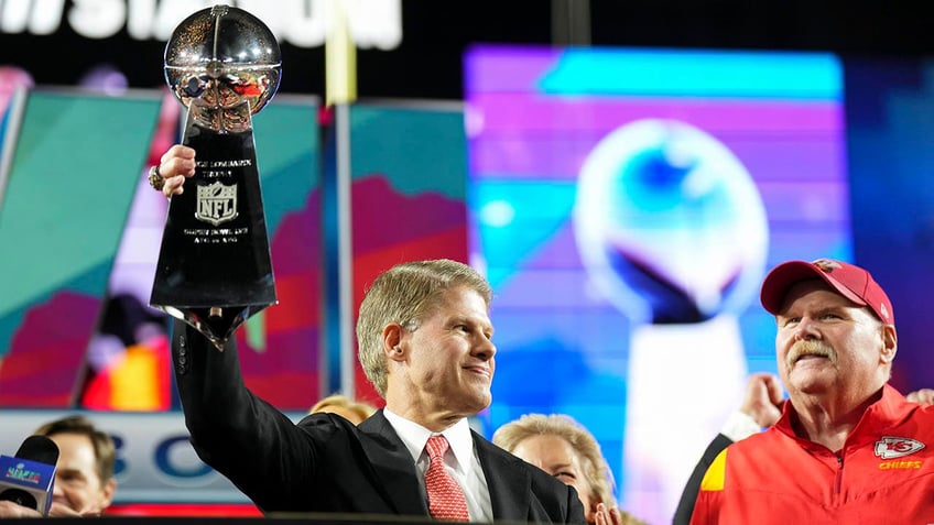 chiefs owner clark hunt shuts down andy reid retirement speculation incredibly energized and excited