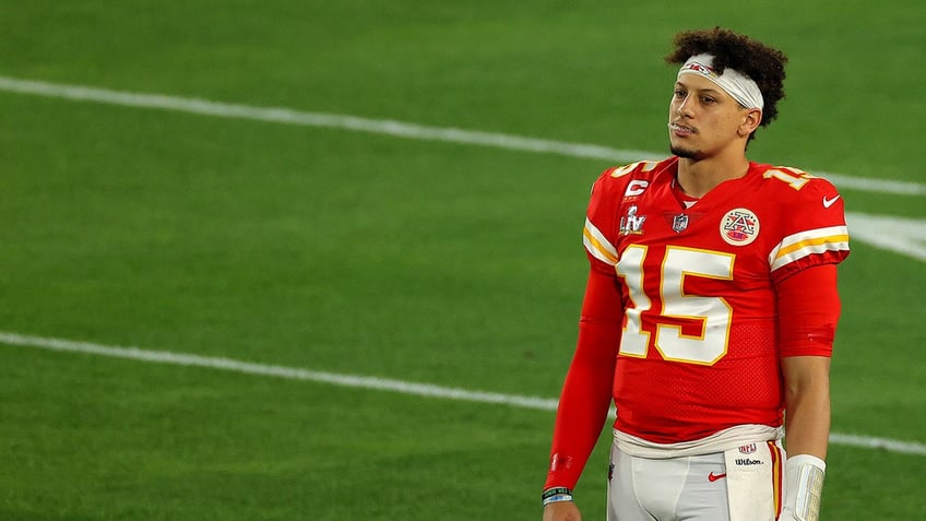 Patrick Mahomes looks on