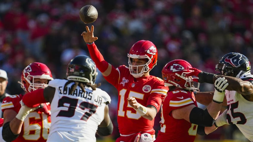 Patrick Mahomes throws a pass