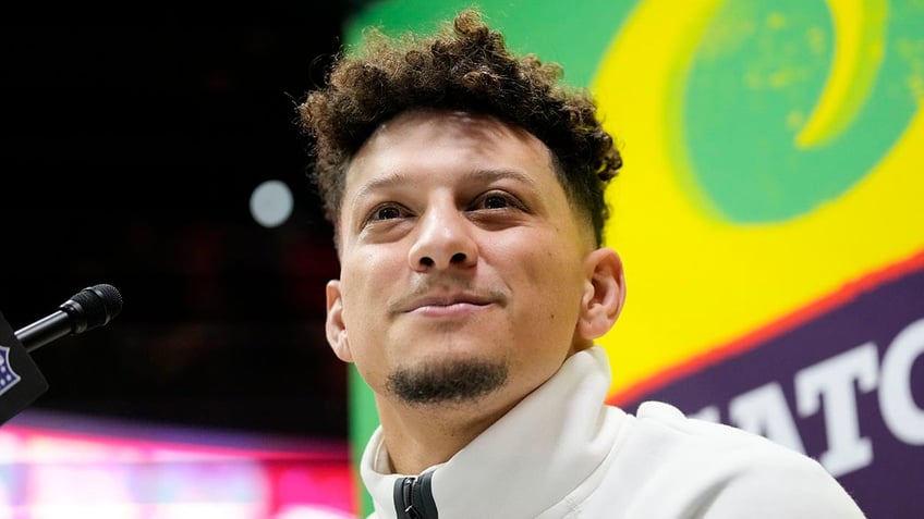 Patrick Mahomes looks on