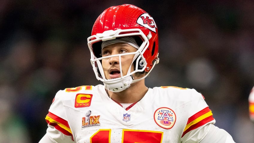 Patrick Mahomes looks on