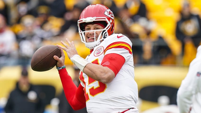 Patrick Mahomes warms up