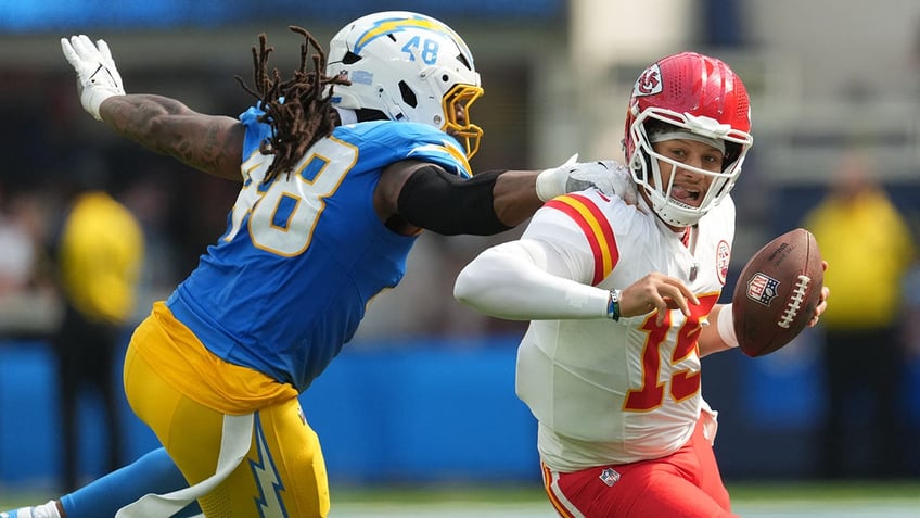 Patrick Mahomes escapes Bud Dupree