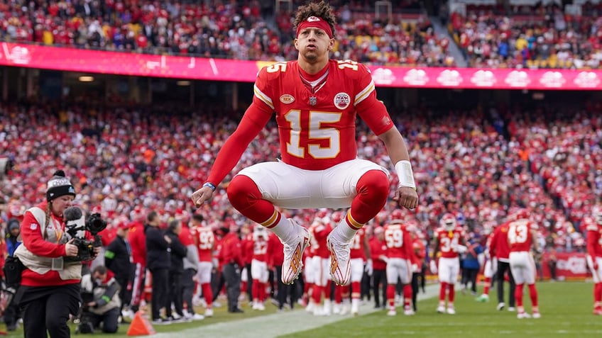 Patrick Mahomes warms up