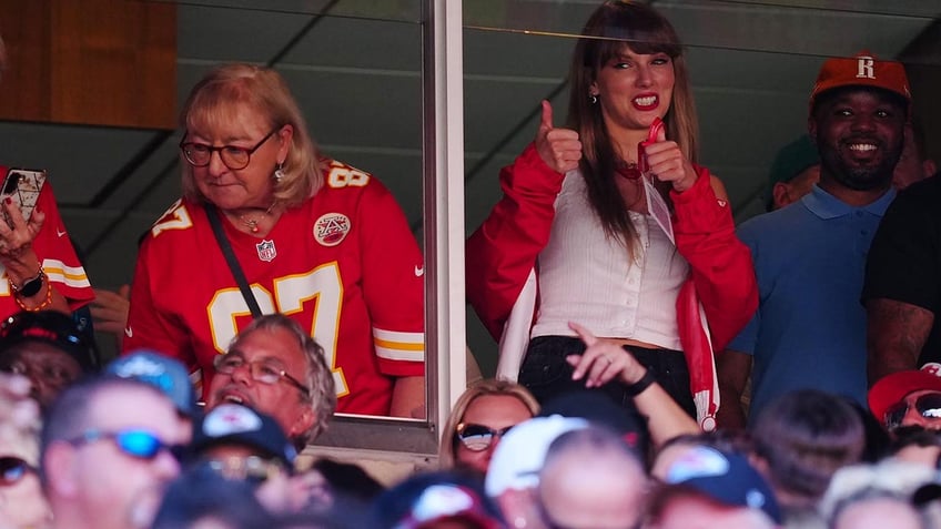 chiefs patrick mahomes says he knew he had to get ball to travis kelce with taylor swift watching