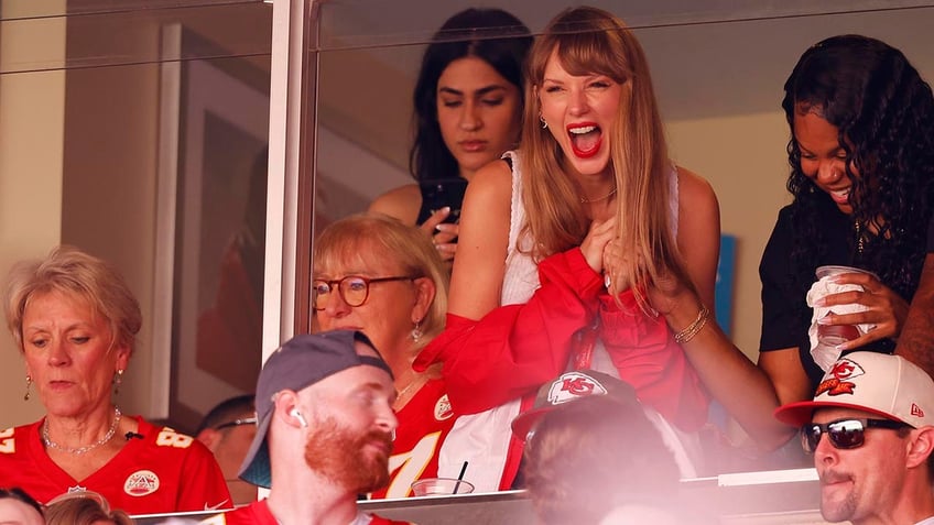 chiefs patrick mahomes says he knew he had to get ball to travis kelce with taylor swift watching