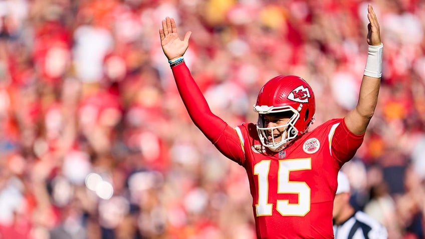 chiefs patrick mahomes says he knew he had to get ball to travis kelce with taylor swift watching