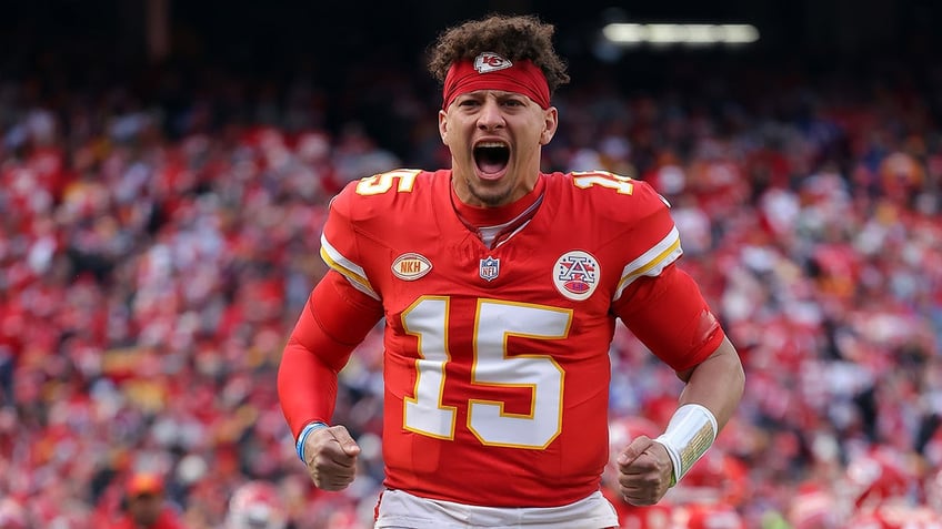 Patrick Mahomes pumps up the crowd