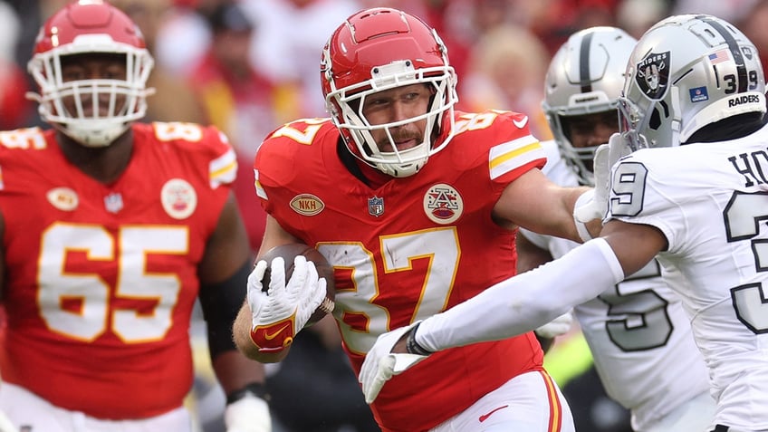 Travis Kelce stiff arms