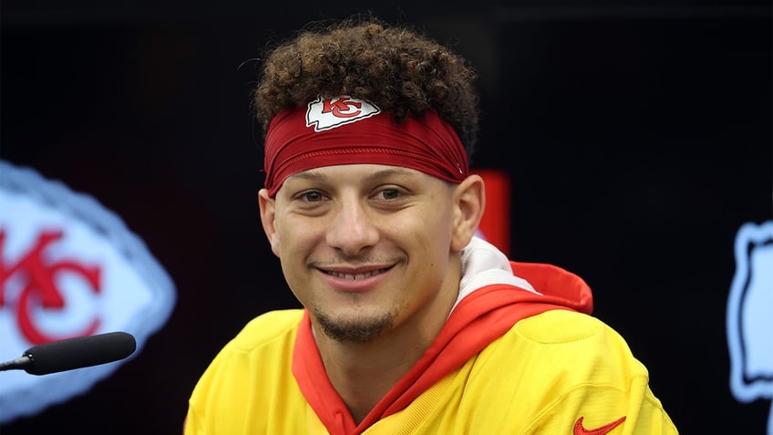 chiefs patrick mahomes wants to play flag football at 2028 olympics just dont tell coach reid