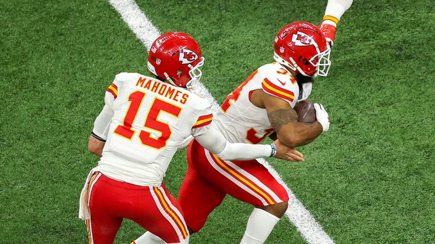 Patrick Mahomes handing off