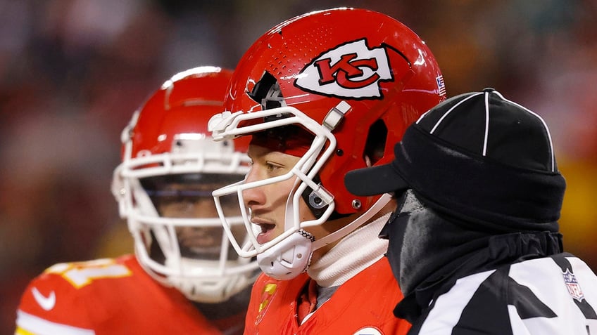 Patrick Mahomes' cracked helmet