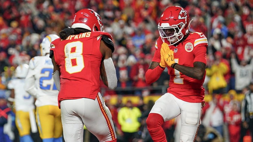 Xavier Worthy and DeAndre Hopkins celebrate play