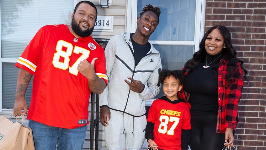 Xavier Worthy with Chiefs fans