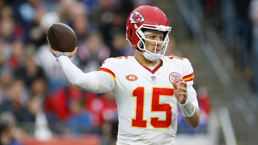 Patrick Mahomes throws ball