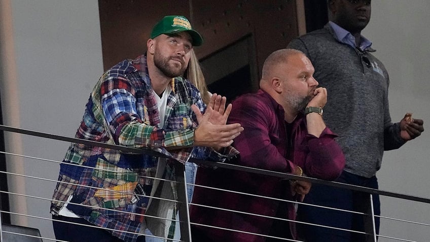 chiefs star travis kelce dances to taylor swifts shake it off at world series game