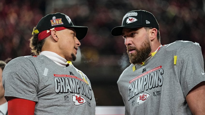 Patrick Mahomes and Travis Kelce chat