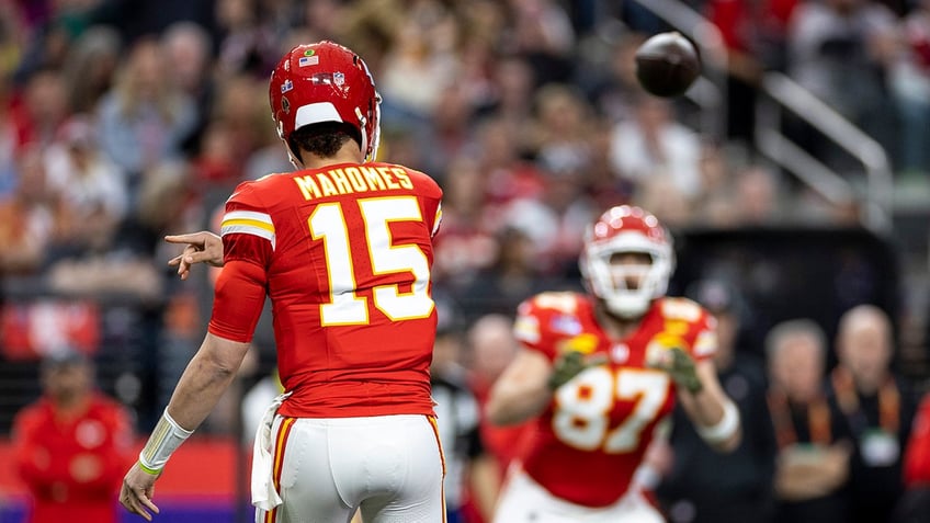 Patrick Mahomes throws a pass to Travis Kelce