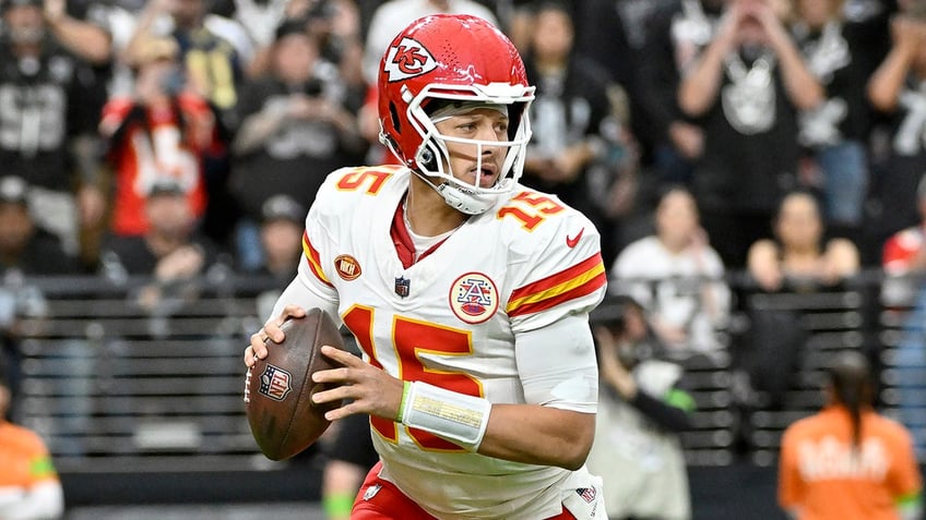 Patrick Mahomes runs