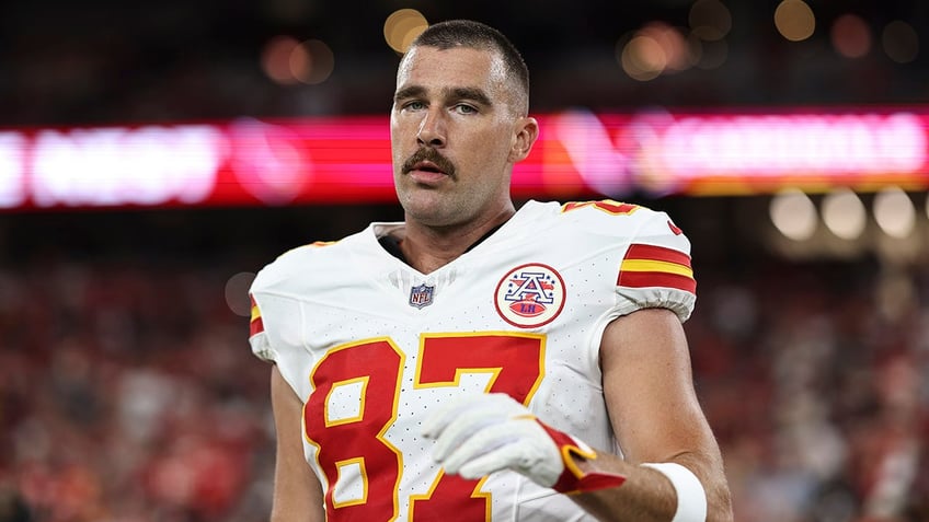 chiefs travis kelce avoids major injury and has chance to go in season opener brother jason kelce says