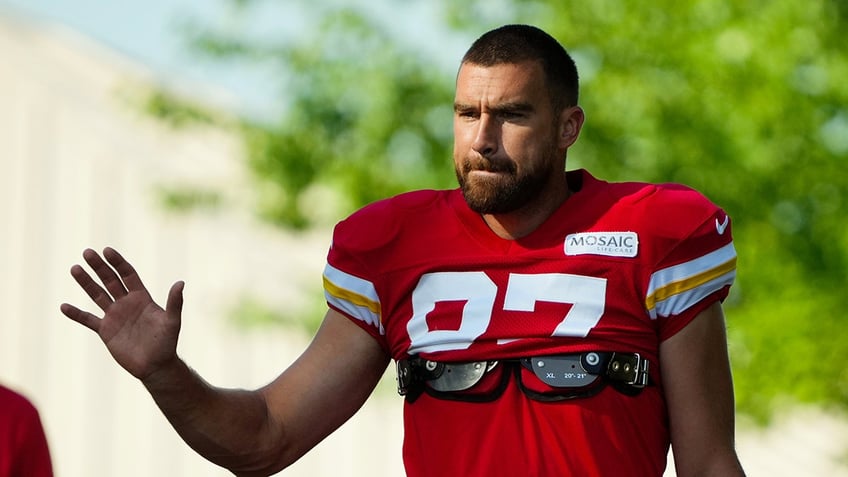 chiefs travis kelce avoids major injury and has chance to go in season opener brother jason kelce says