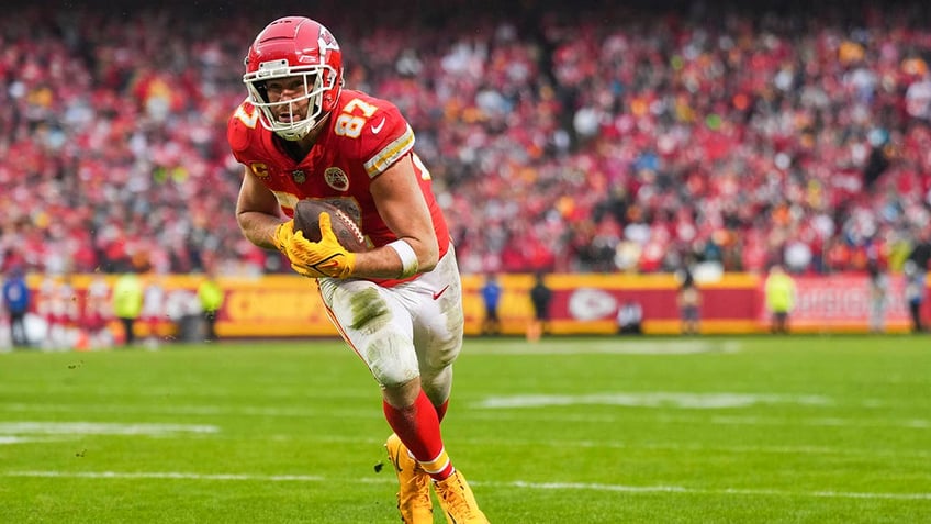 chiefs travis kelce avoids major injury and has chance to go in season opener brother jason kelce says