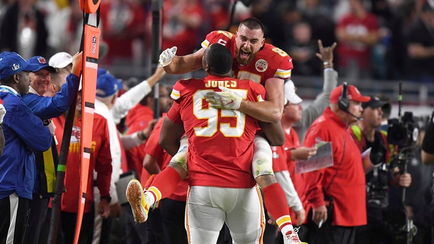 chiefs travis kelce begs star teammate to please come back from holdout