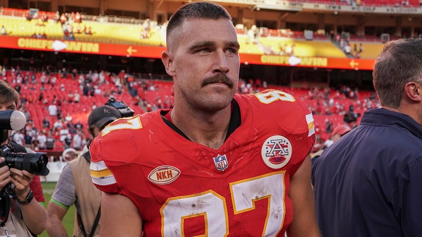 TRavis Kelce walks off the field