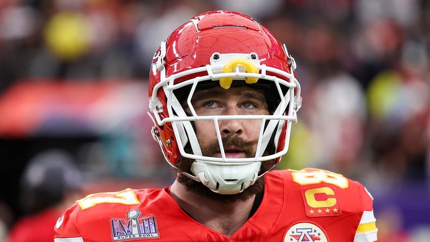 Travis Kelce looks up on field