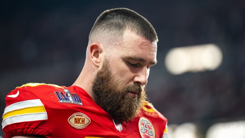 Travis Kelce looks down on field