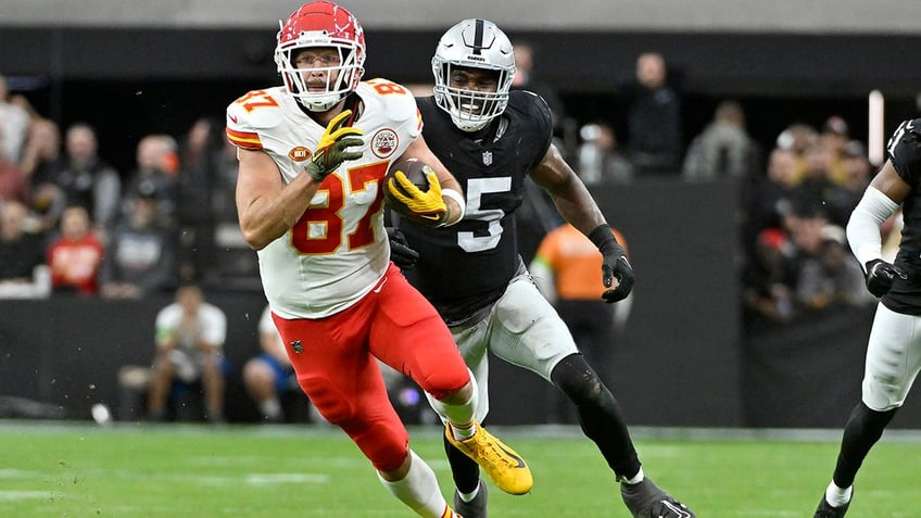 chiefs travis kelce makes franchise history in win over raiders