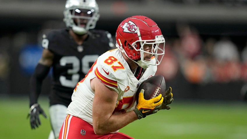 chiefs travis kelce makes franchise history in win over raiders