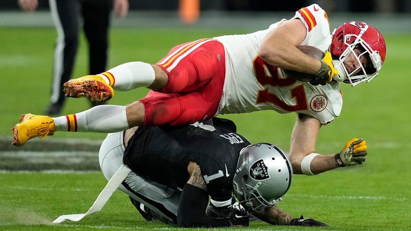 chiefs travis kelce makes franchise history in win over raiders