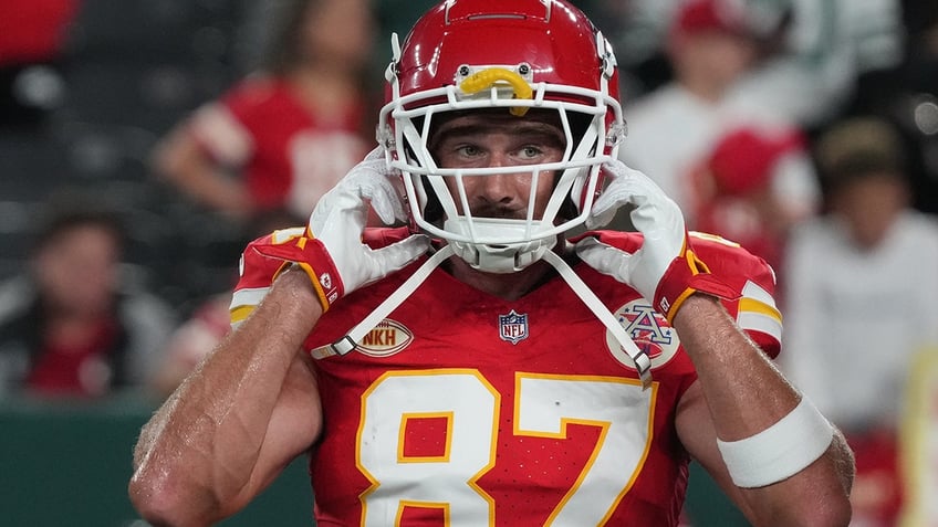 chiefs travis kelce reveals he owes 2 people big time for taylor swift hail mary