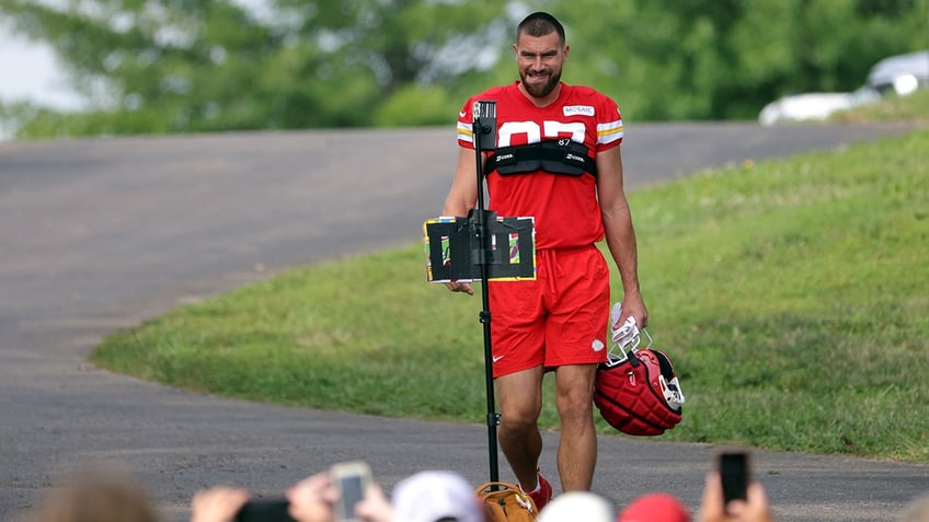 chiefs travis kelce throws a punch at teammate as tempers flare during training camp