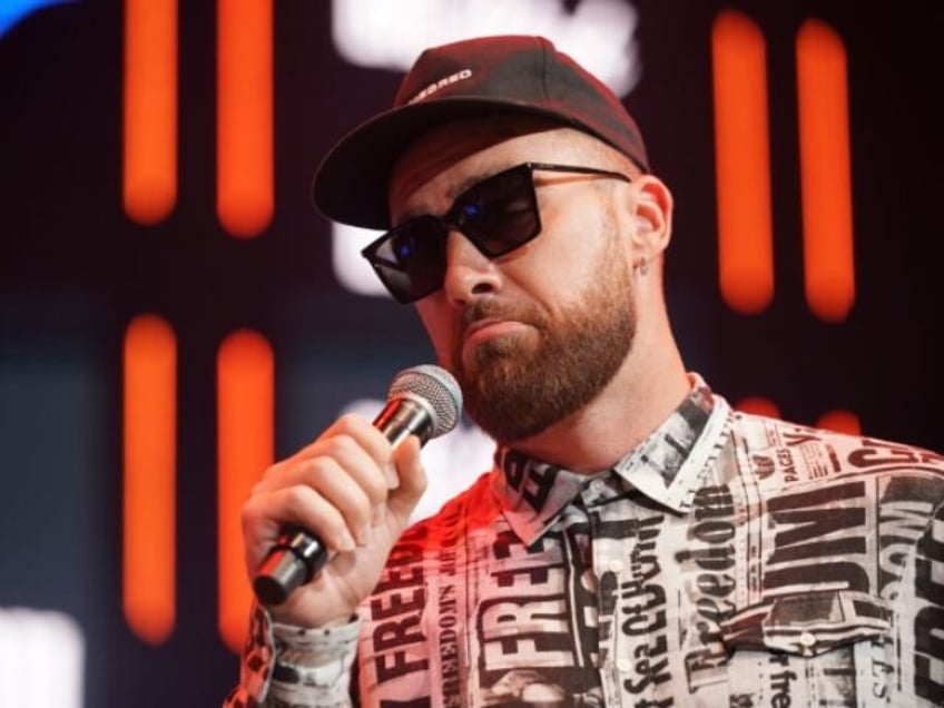 chiefs travis kelce tried to give taylor swift his phone number she didnt want it