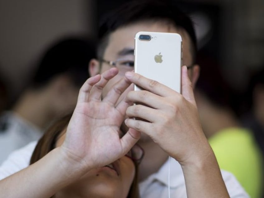 china bans officials from using iphones and other foreign devices at work