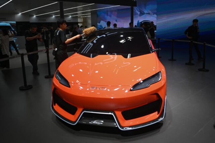 BYD has unveiled a new battery and charging system, called "Super e-Platform", that allows