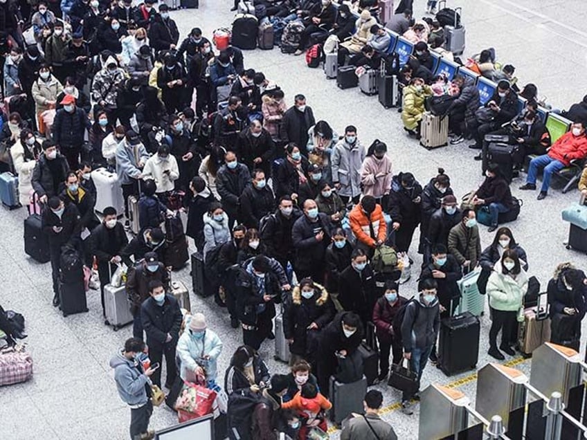 Passengers crowd Hangzhou East Railway Station during the peak travel period ahead of the Lunar New Year, which welcomes the Year of the Tiger on February 1, in the city of Hangzhou in China's eastern Zhejiang province on January 29, 2022. - China OUT (Photo by AFP) / China OUT …