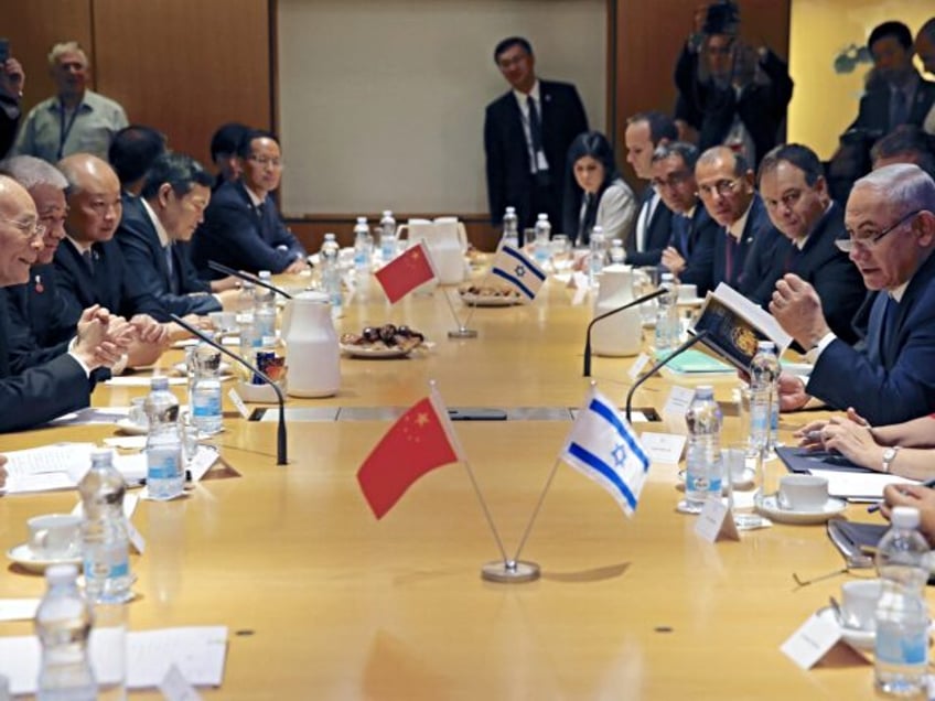 Israeli Prime Minister Benjamin Netanyahu (2 R) talks during a meeting with Chinese Vice P