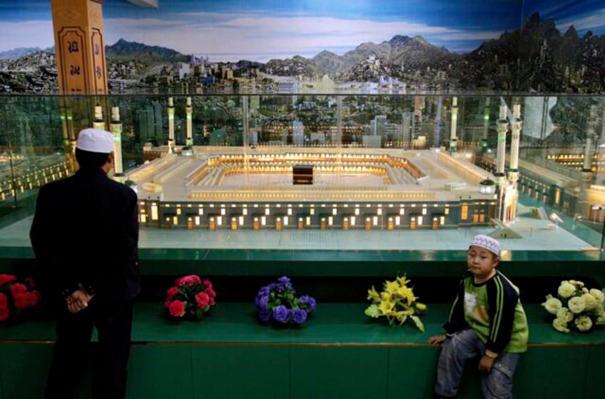 china is expanding its crackdown on mosques to regions outside xinjiang human rights watch says