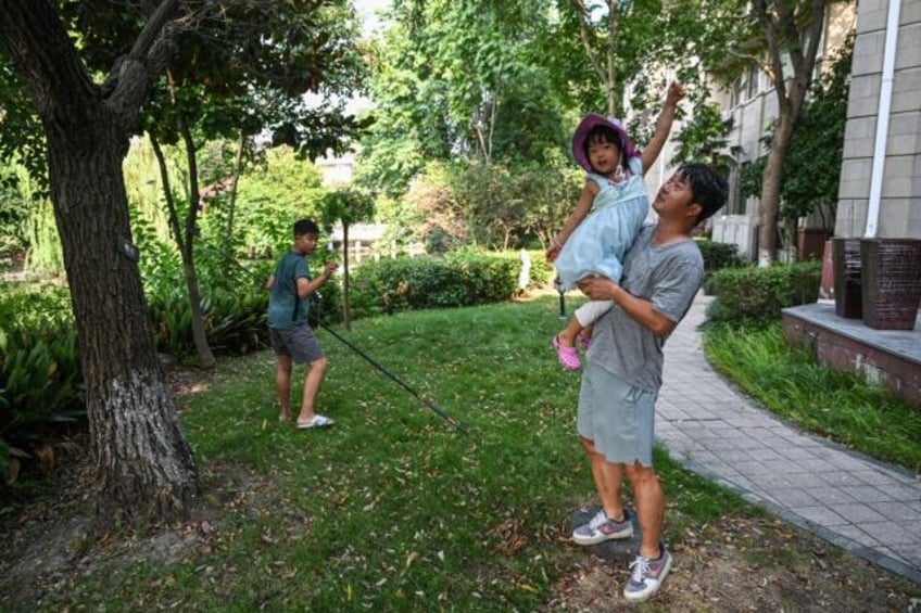 Chen Hualiang takes on household tasks many Chinese fathers tend to leave to their wives