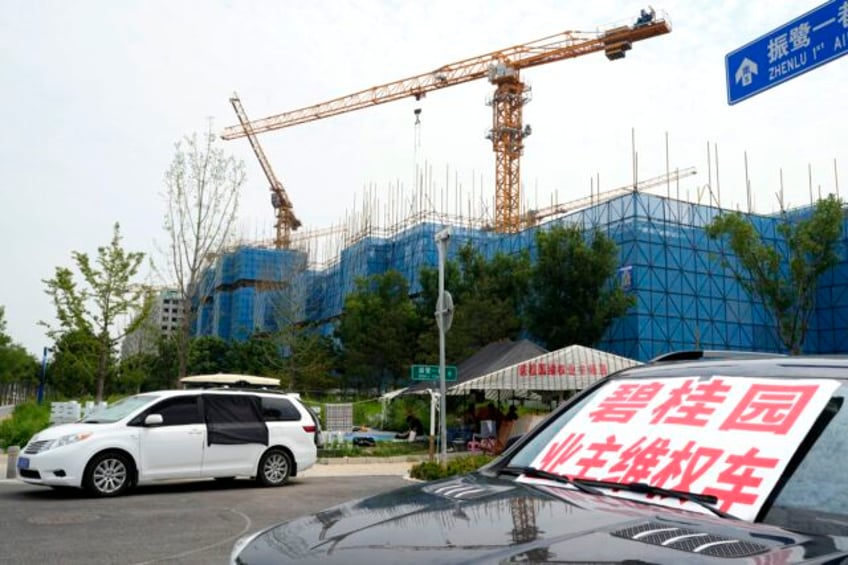 chinas government tries to defuse economic fears after real estate developers debt struggle